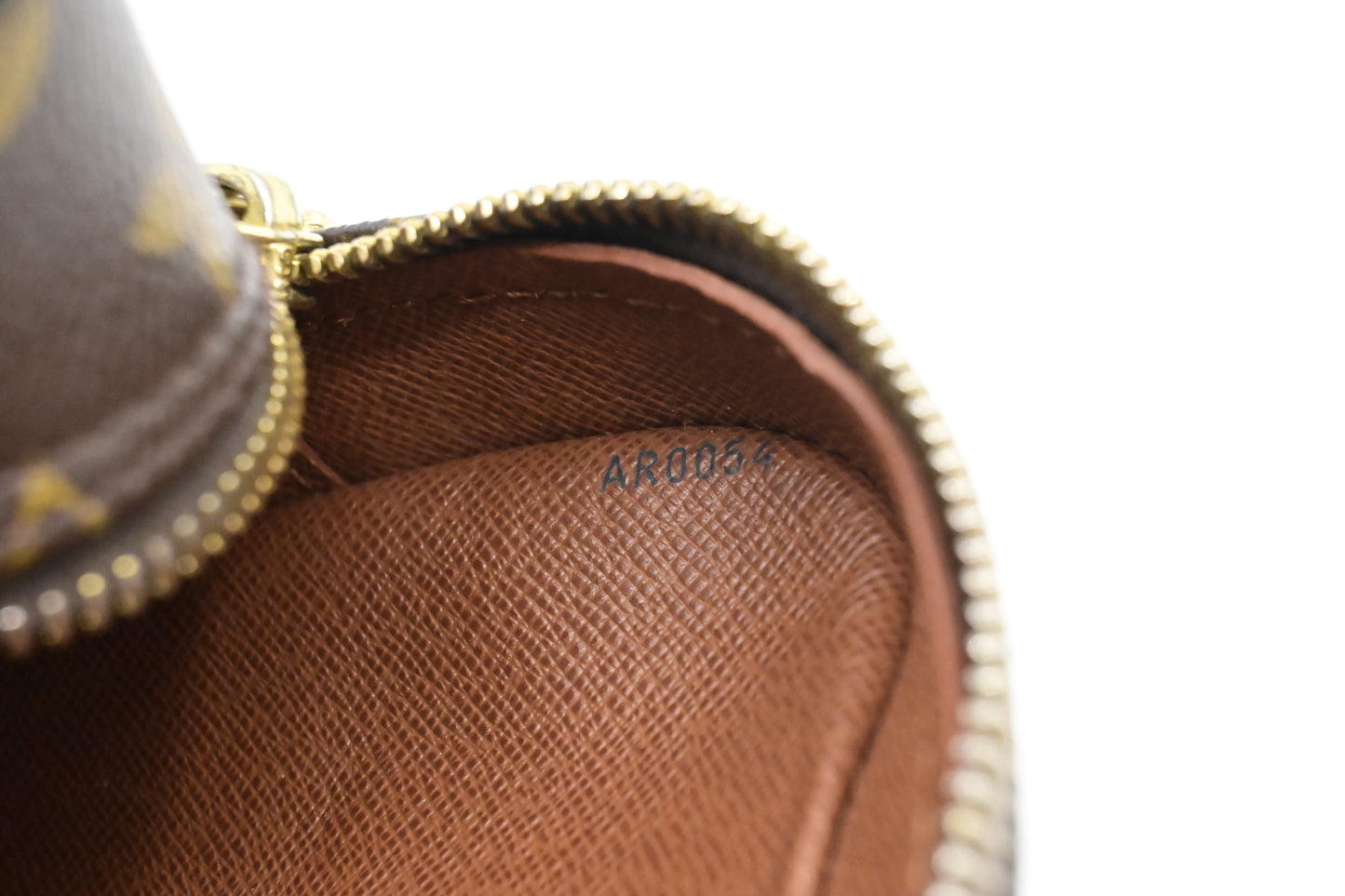 Louis Vuitton Nil in Monogram Canvas