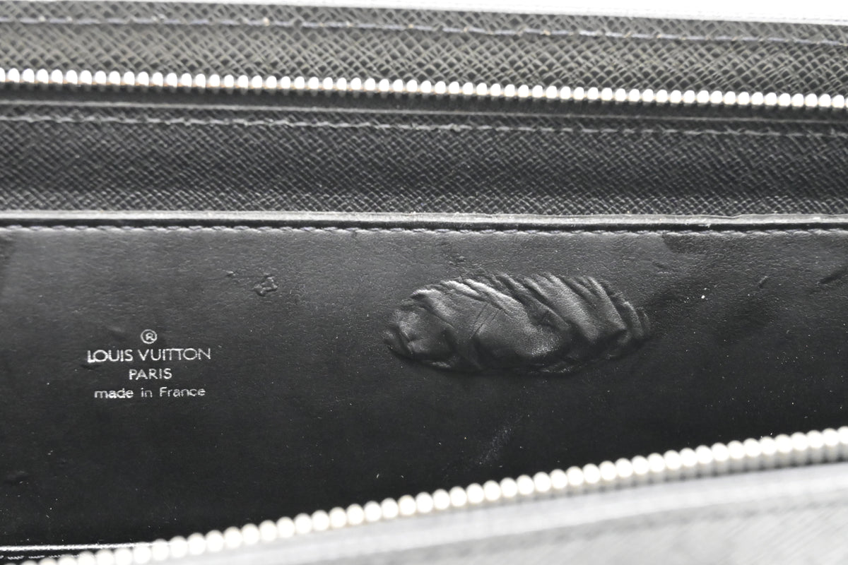 Louis Vuitton Porte Documents Rosan in Black Taiga Leather