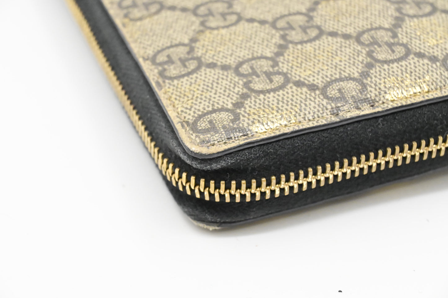Gucci Bee Zippy Wallet in GG Supreme Canvas