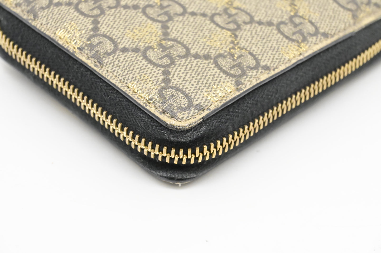 Gucci Bee Zippy Wallet in GG Supreme Canvas