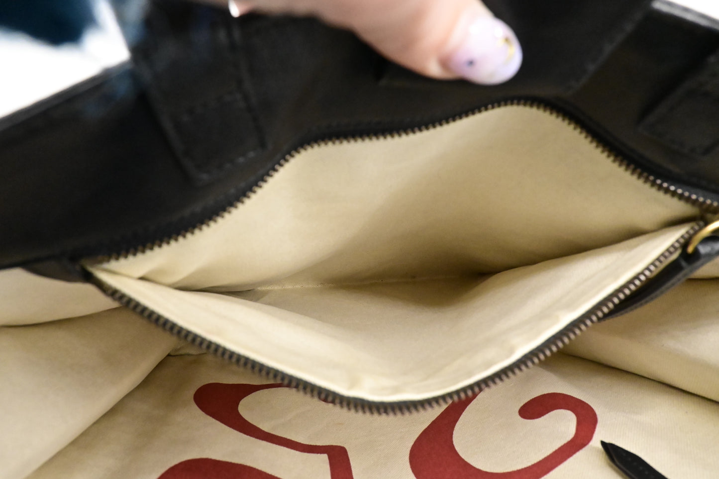 Gucci Blind For Love Bee Tote in GG Supreme Canvas