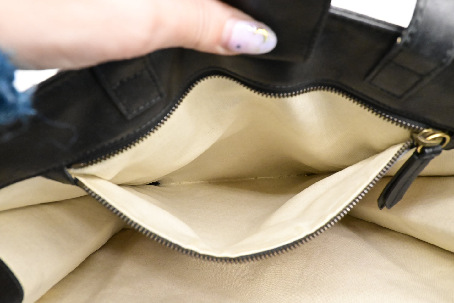 Gucci Blind For Love Bee Tote in GG Supreme Canvas