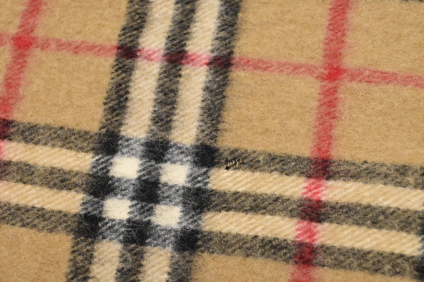 Burberry Scarf in Beige Cashmere