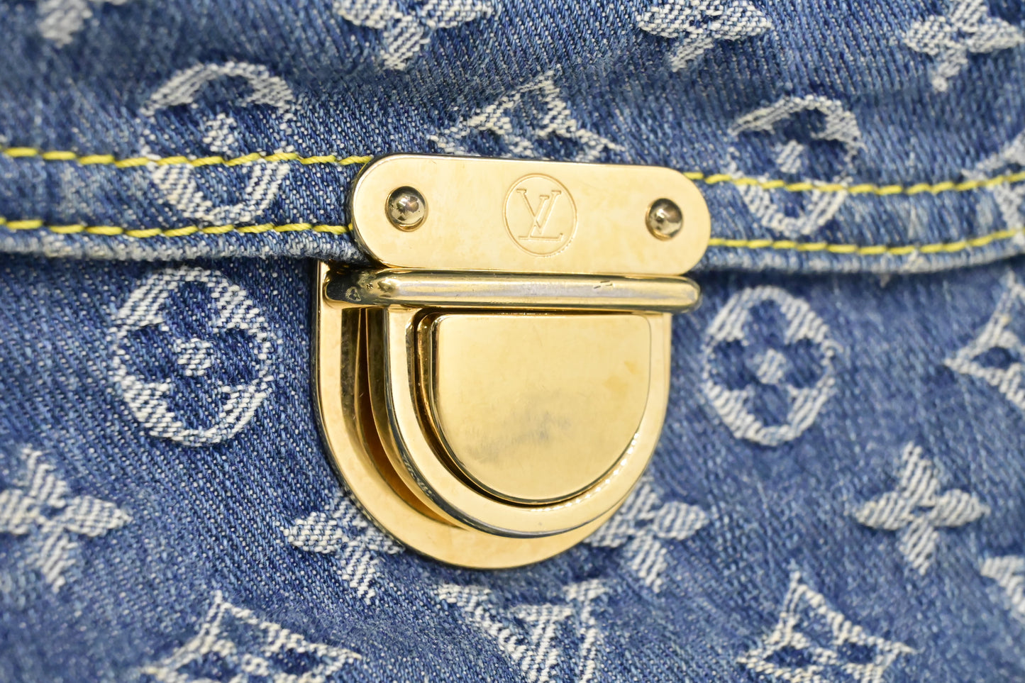 Louis Vuitton Sac Plat in Monogram Denim
