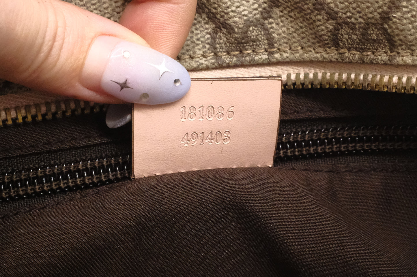 Gucci Zipped Tote in GG Supreme Canvas