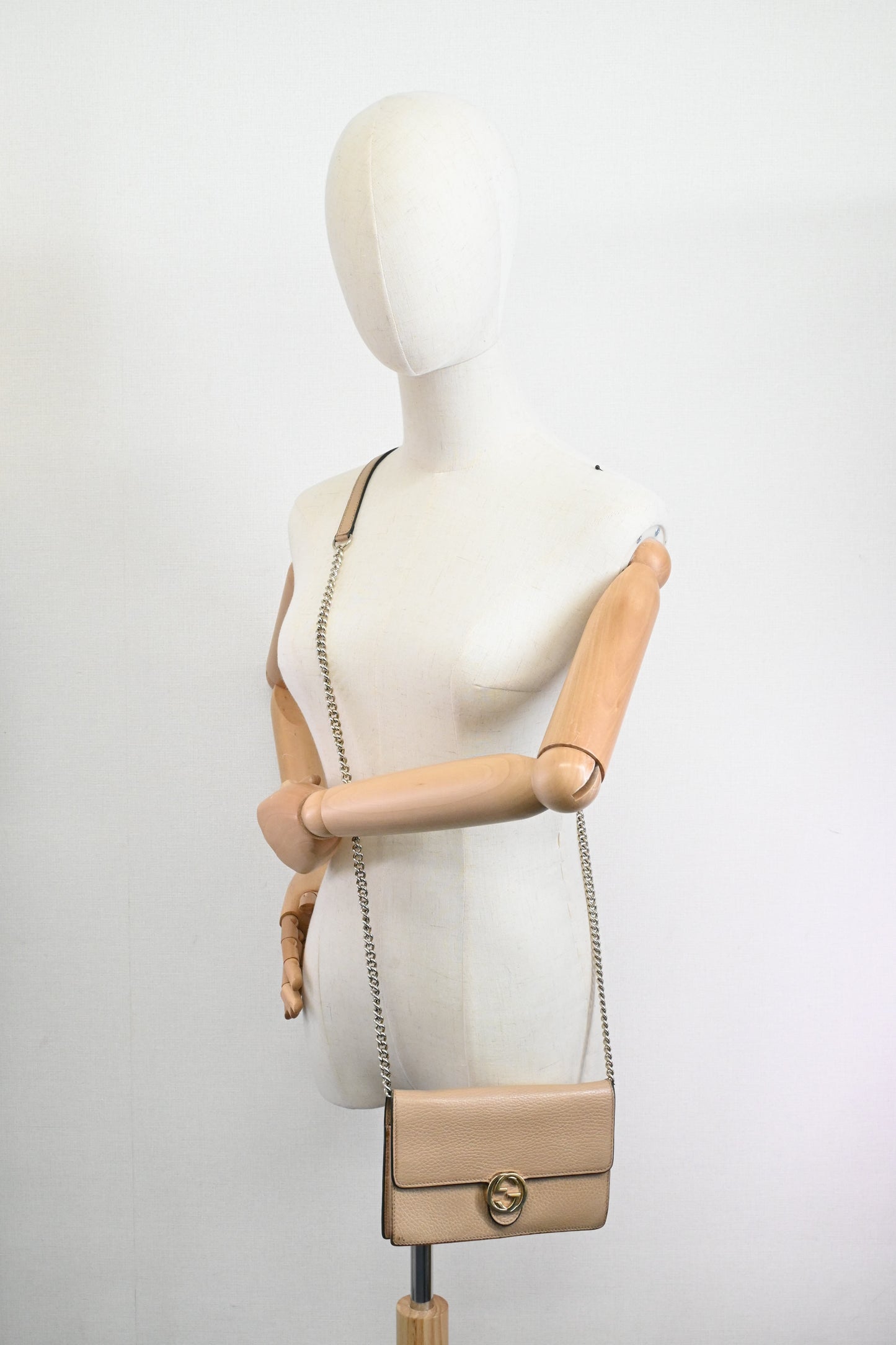 Gucci Interlocking GG Wallet on Chain in Beige Leather