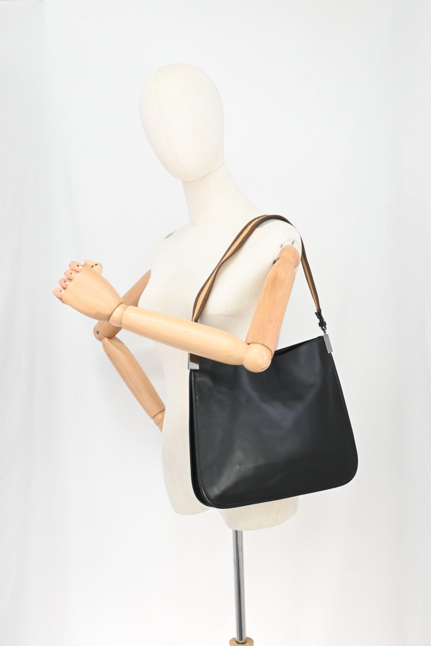 Gucci Shoulder Bag in Black Leather
