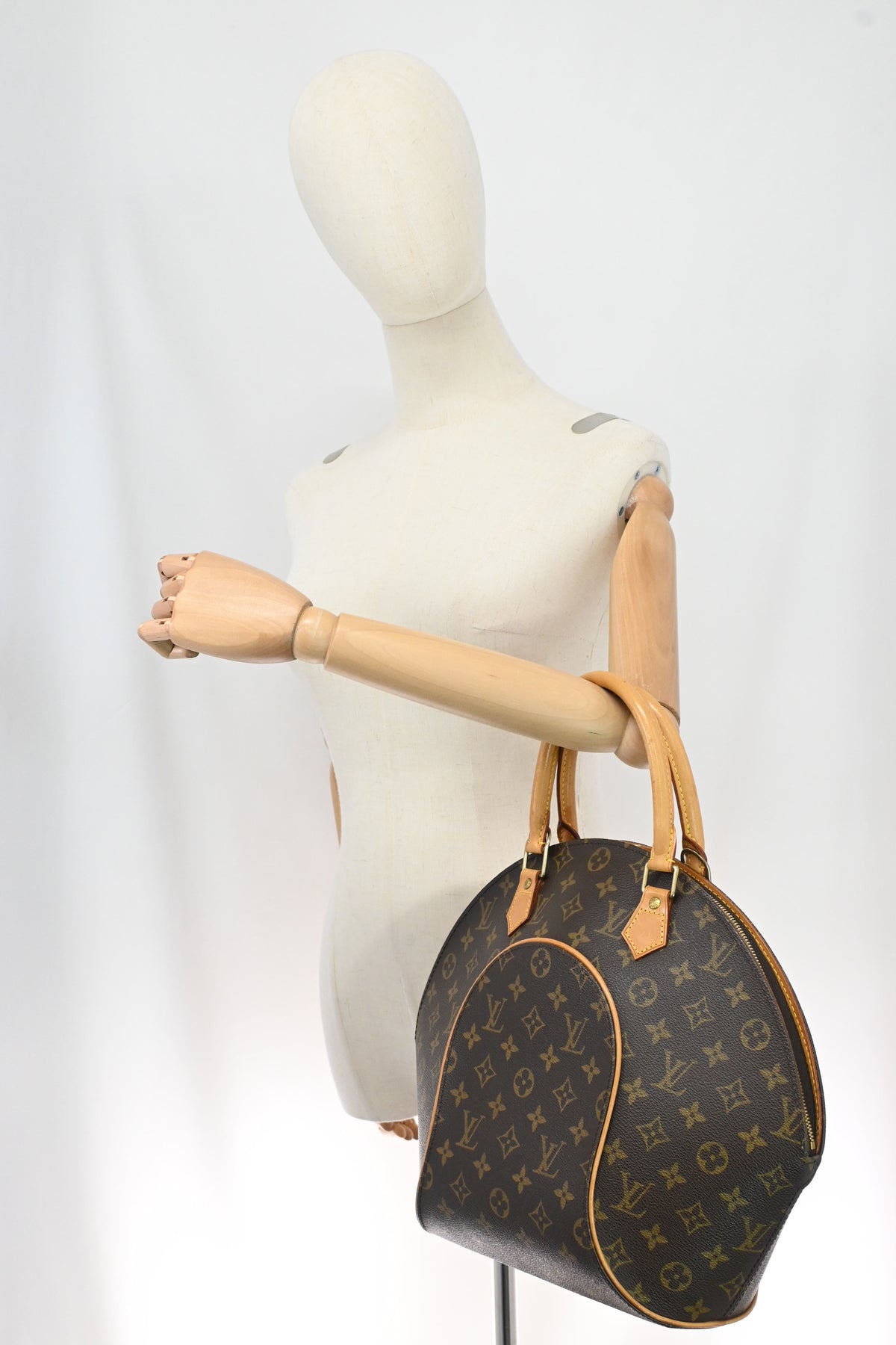Louis Vuitton Ellipse MM in Monogram Canvas