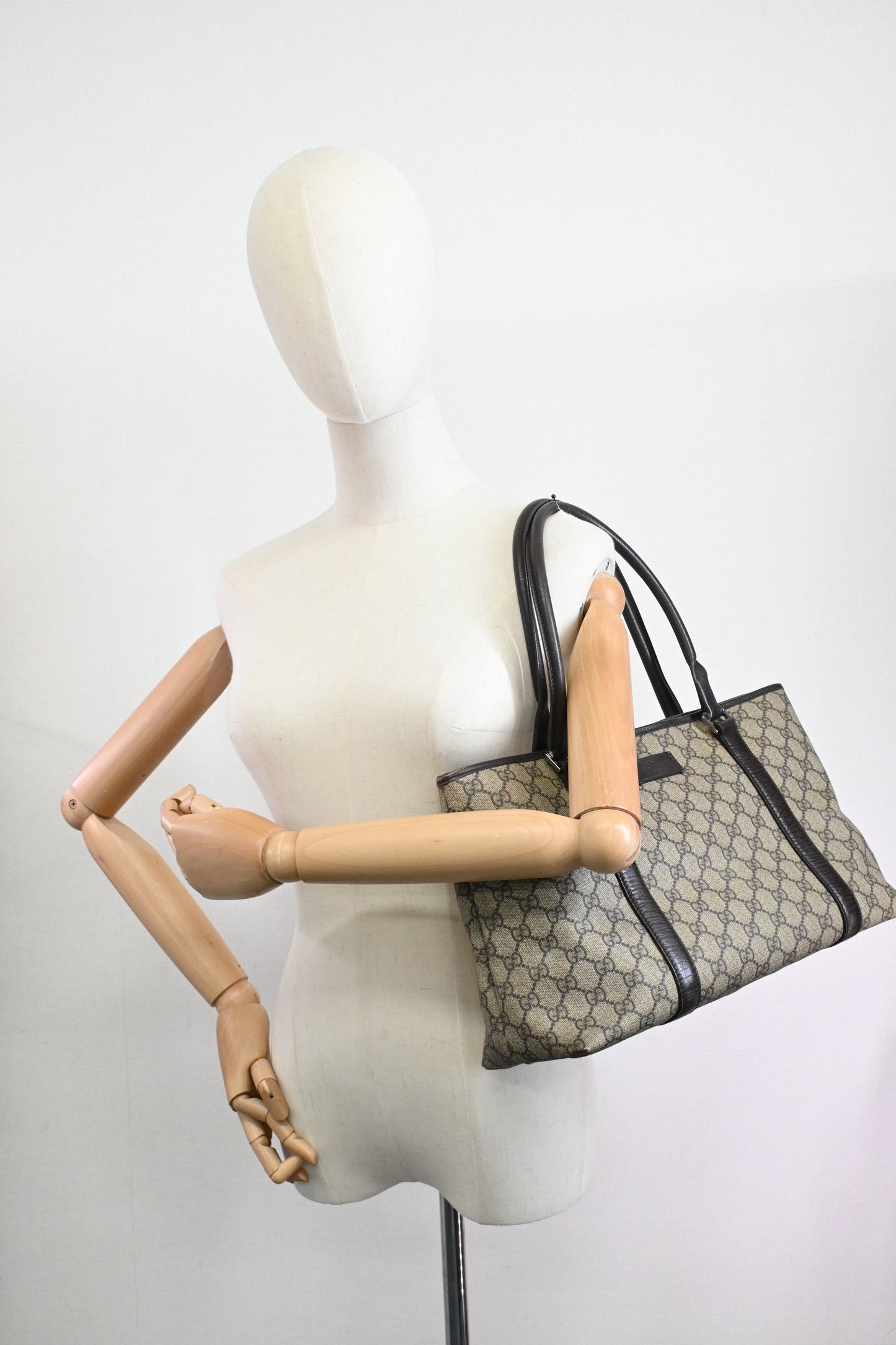 Gucci Shoulder Bag in GG Supreme Canvas