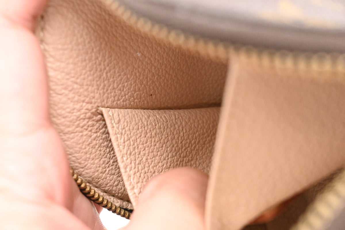 Louis Vuitton Pochette Cosmetique in Monogram Canvas