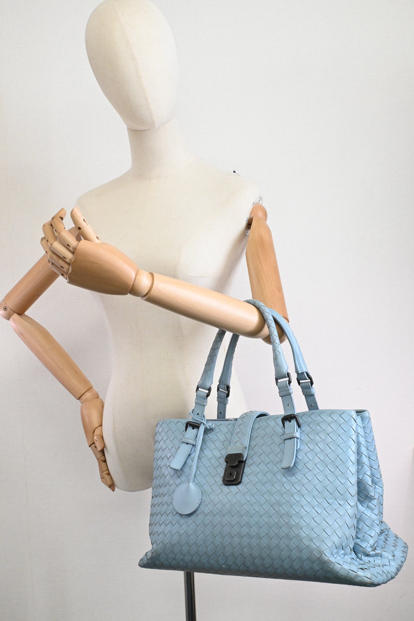 Bottega Veneta Tote in Blue Intrecciato Leather