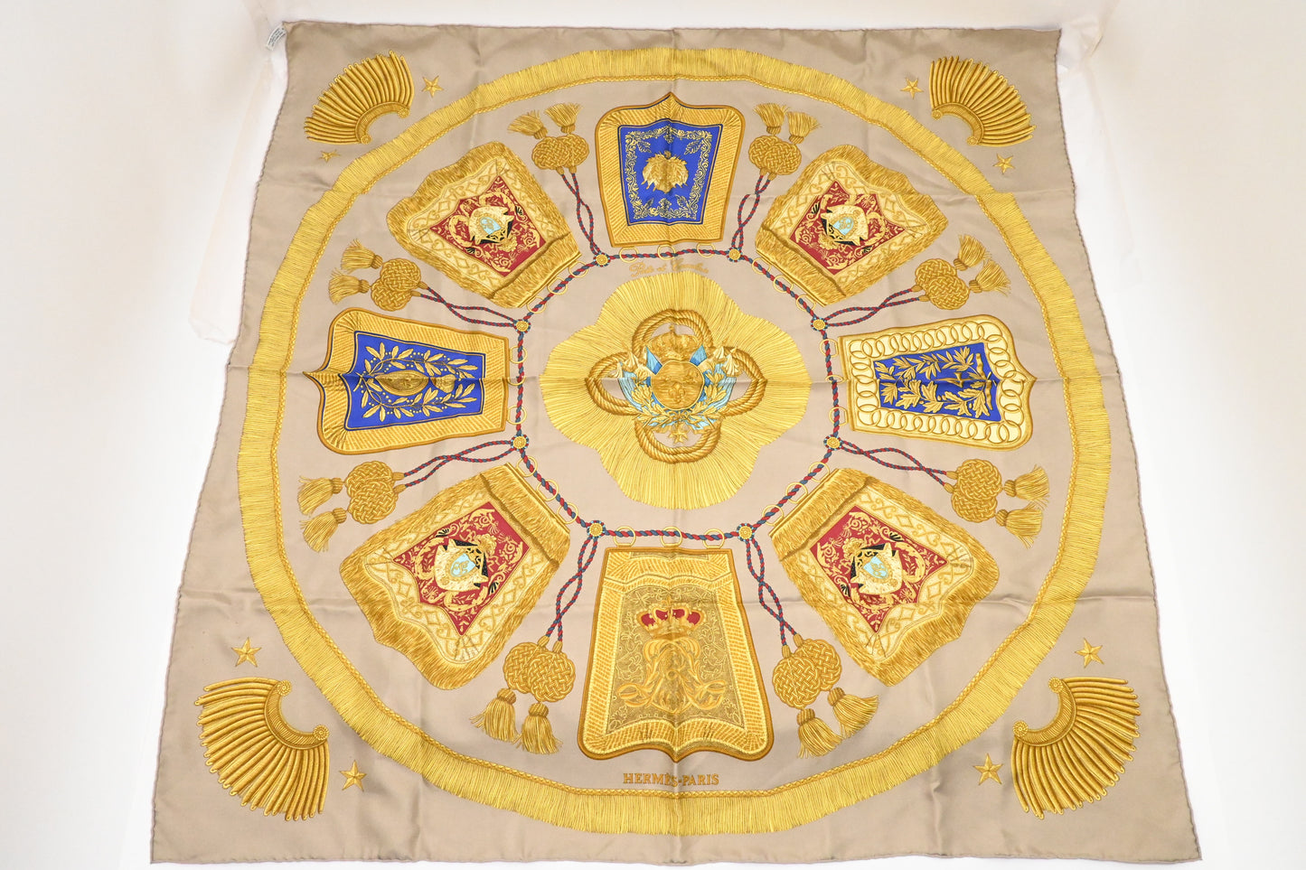 Hermes 'Poste et Cavalrie' Carre 90 in Beige Silk