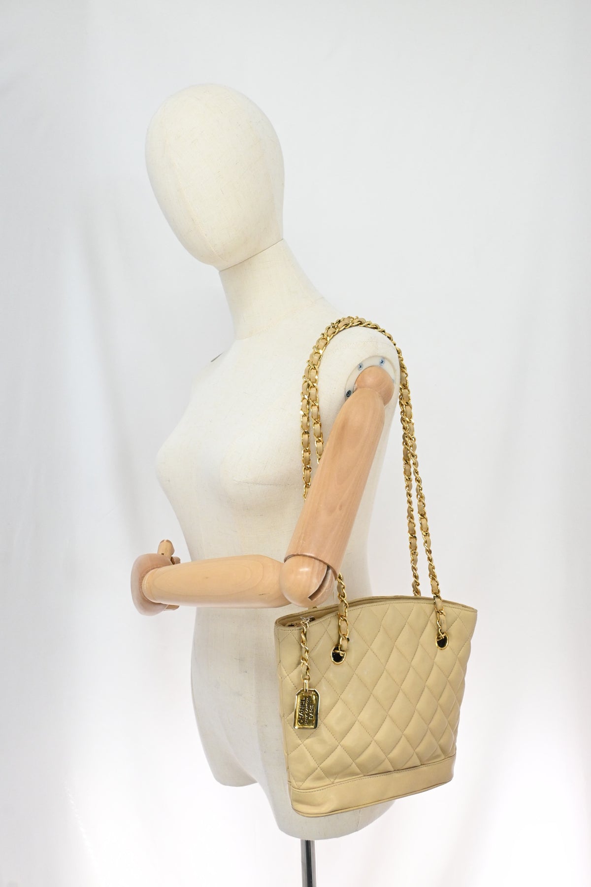 Chanel Chain Shoulder Bag in Cream Leather