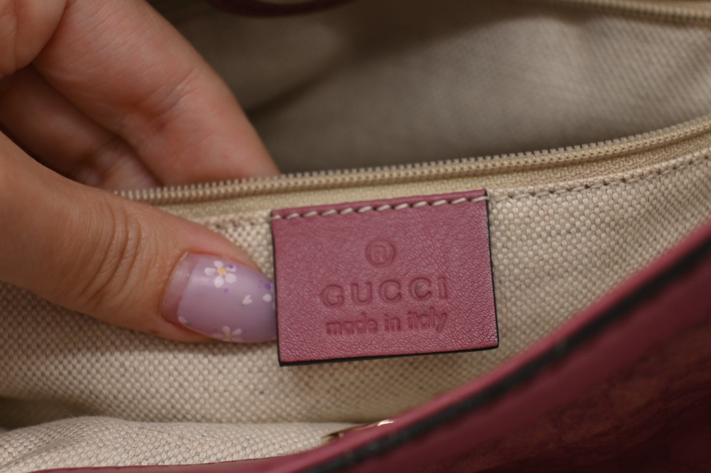 Gucci Sukey Handbag in Pink Microguccissima Leather
