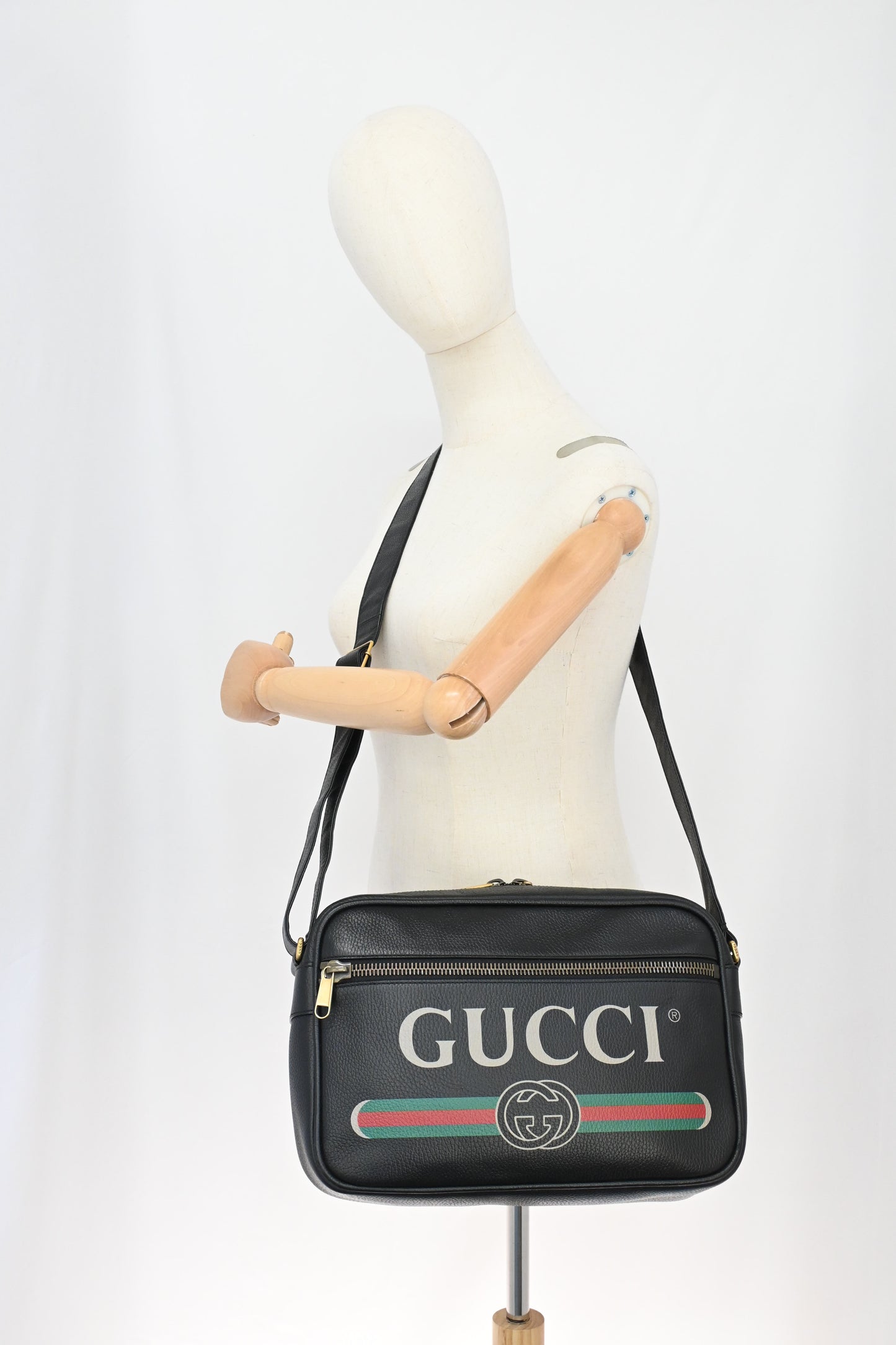 Gucci Messenger Bag in Black Leather