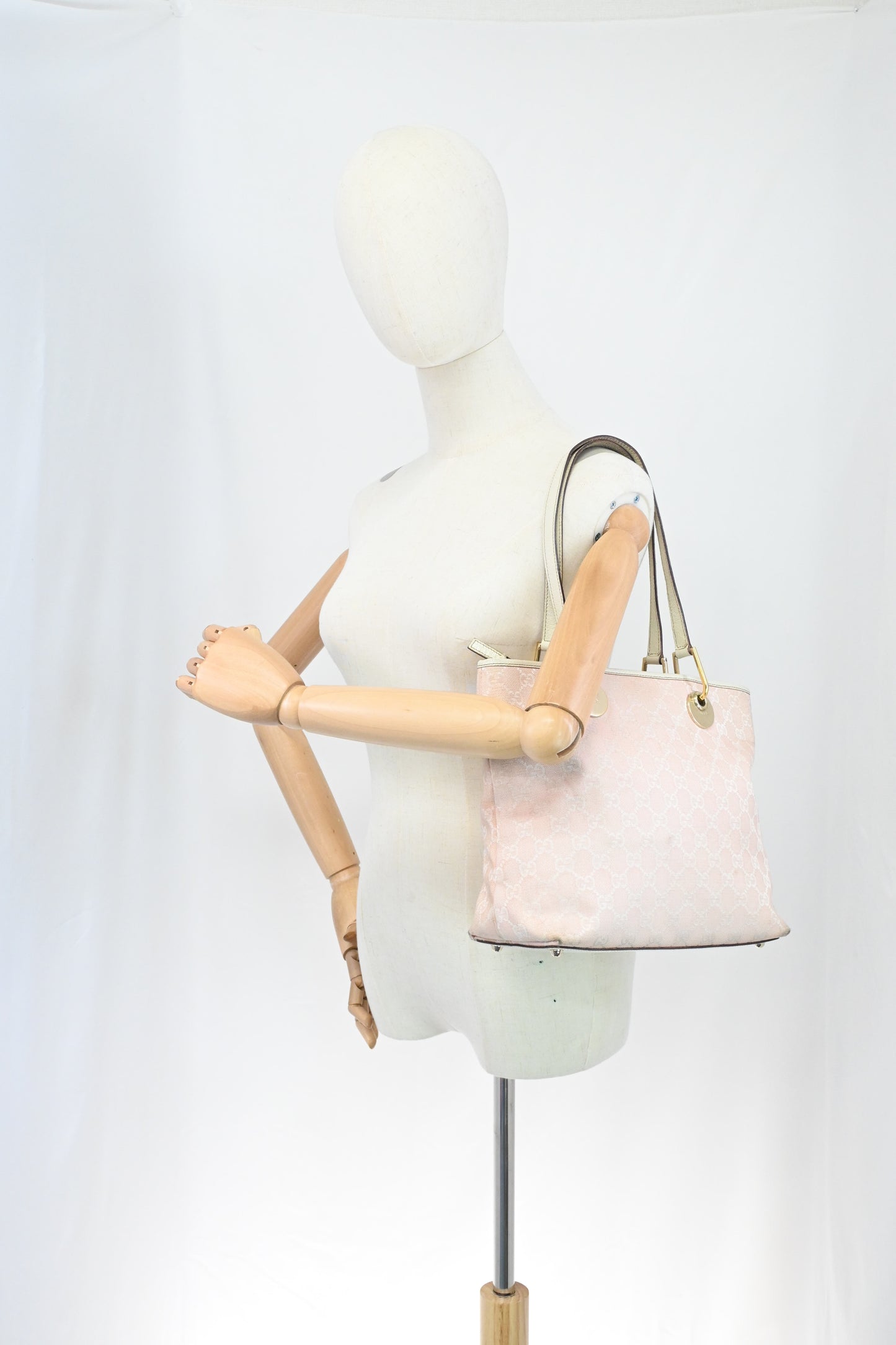 Gucci Shoulder Bag in Pink GG Canvas