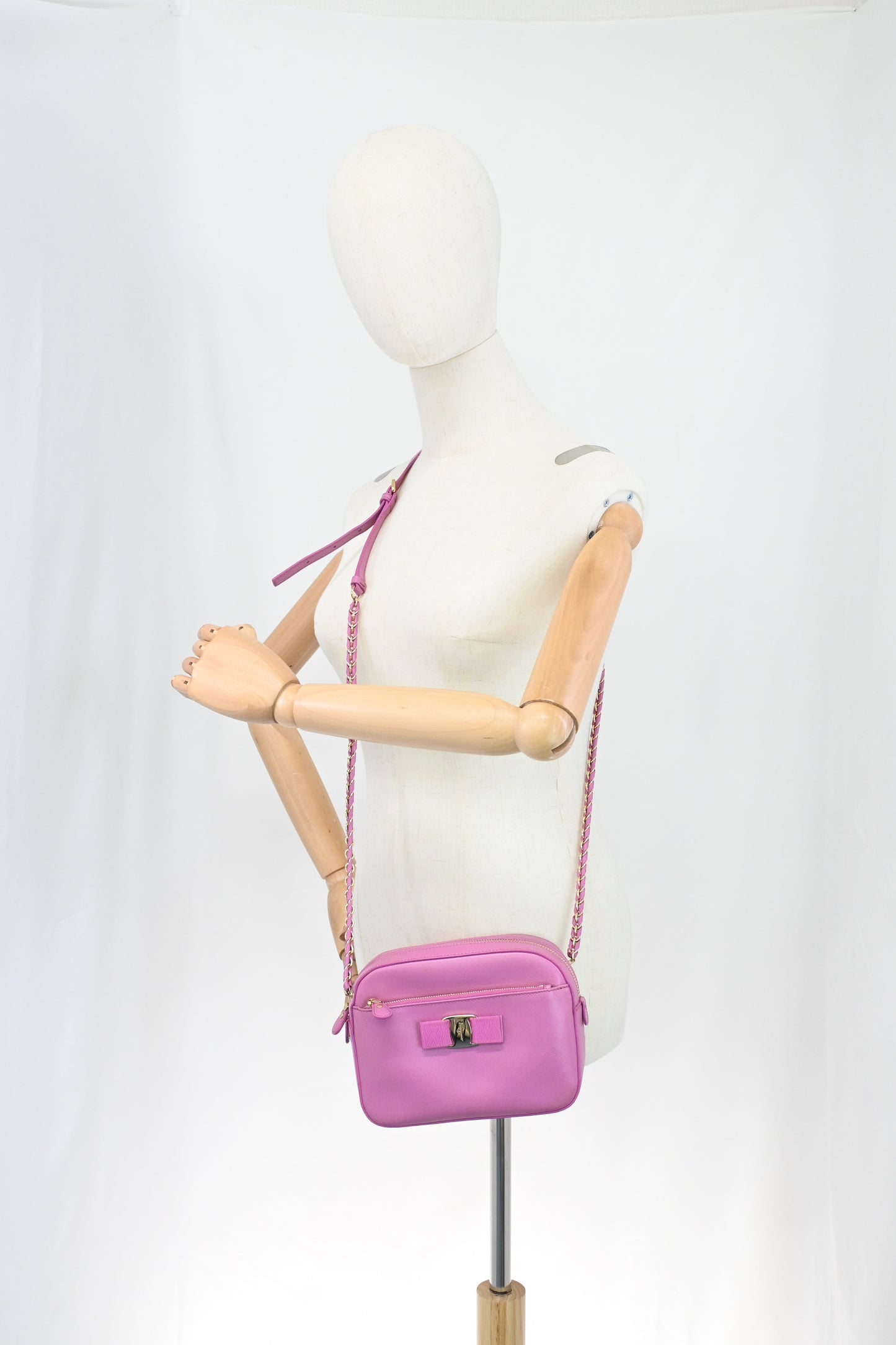 Ferragamo Vara Chain Crossbody in Pink Leather