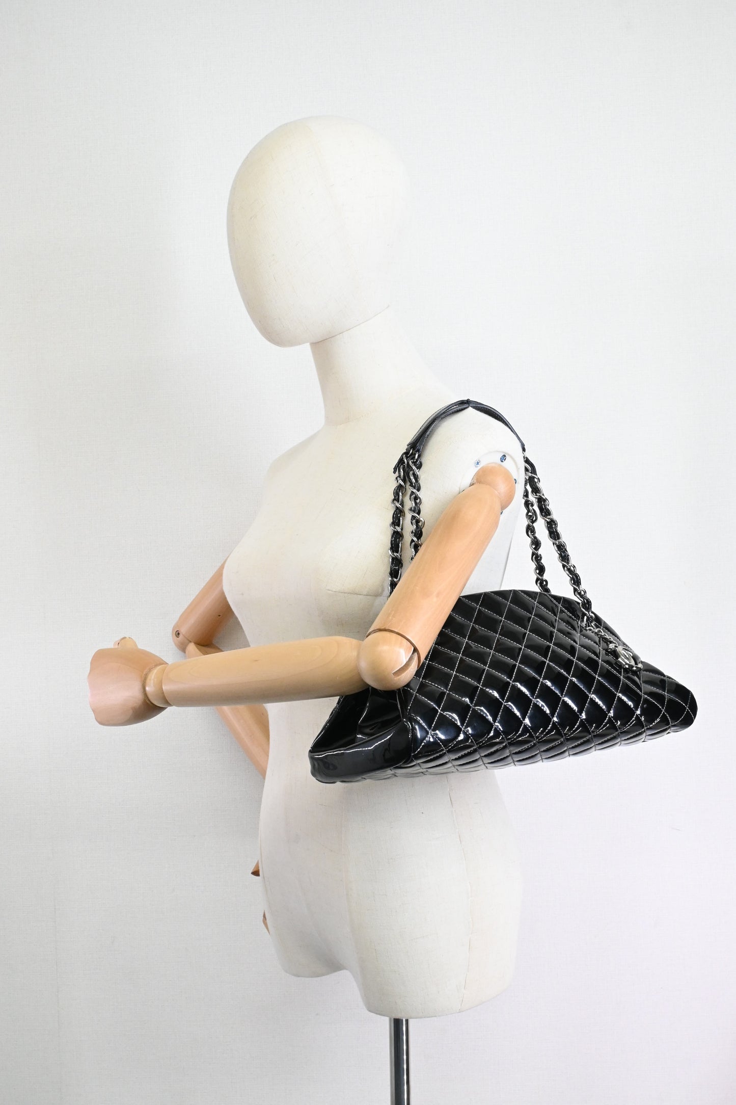 Chanel Shoulder Bag in Black Patent Leather