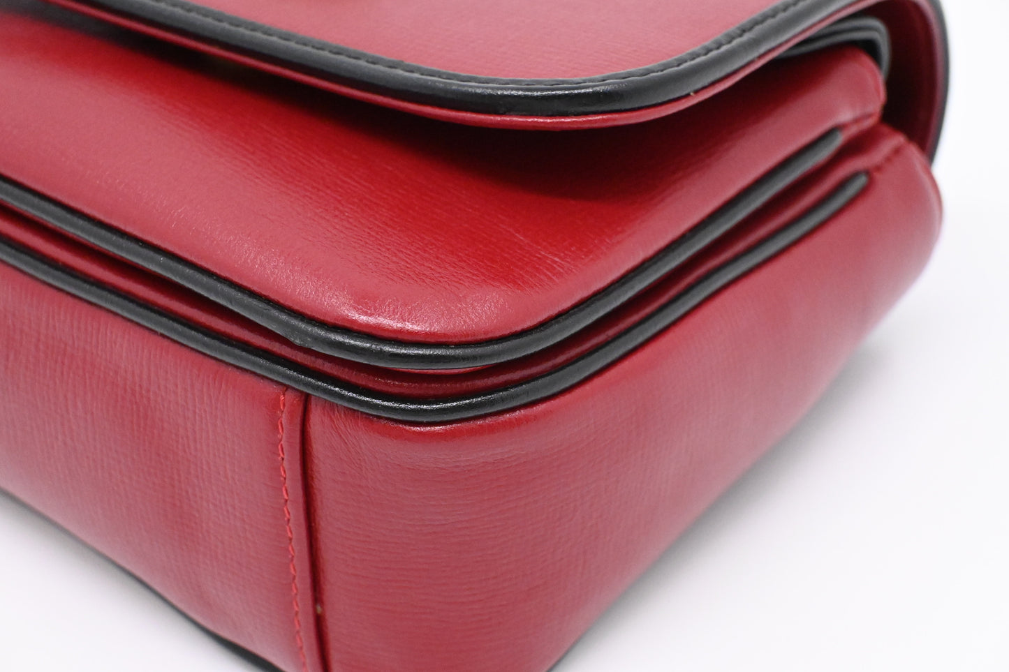 Gucci Shoulder Bag in Red and Black Leather