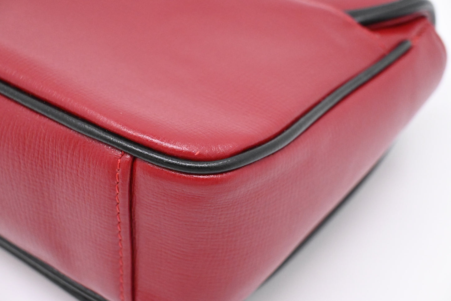 Gucci Shoulder Bag in Red and Black Leather