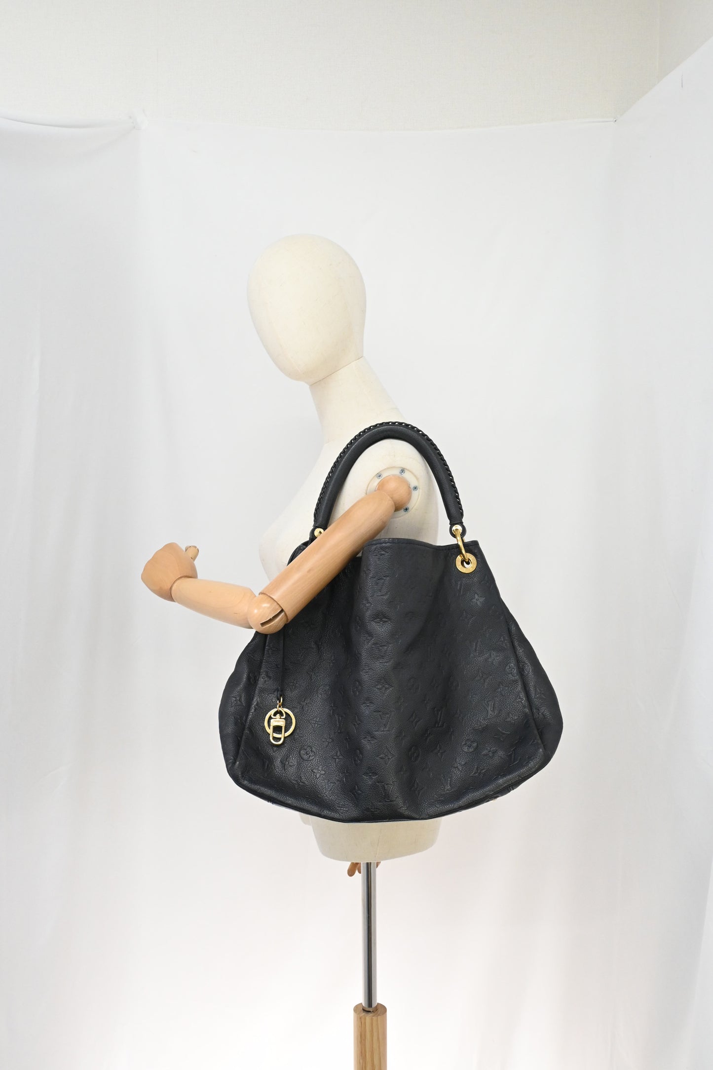 Louis Vuitton Artsy MM in Bleu Infini Empreinte Leather