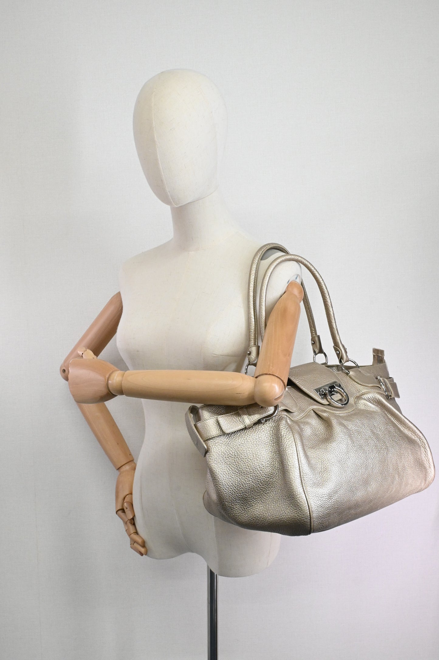 Ferragamo Tote Bag Gancini in Champagne Leather