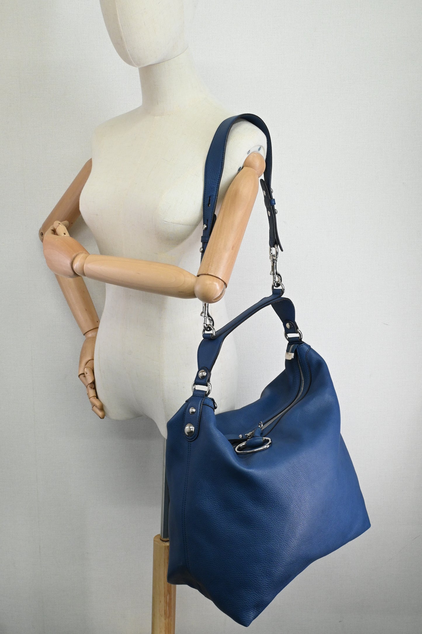 Gucci Shoulder Bag in Blue Leather