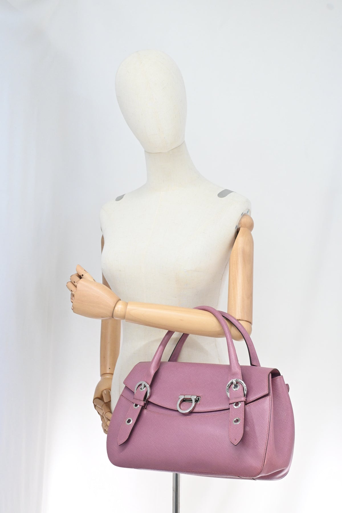 Ferragamo Gancini Shoulder Bag in Pink Leather