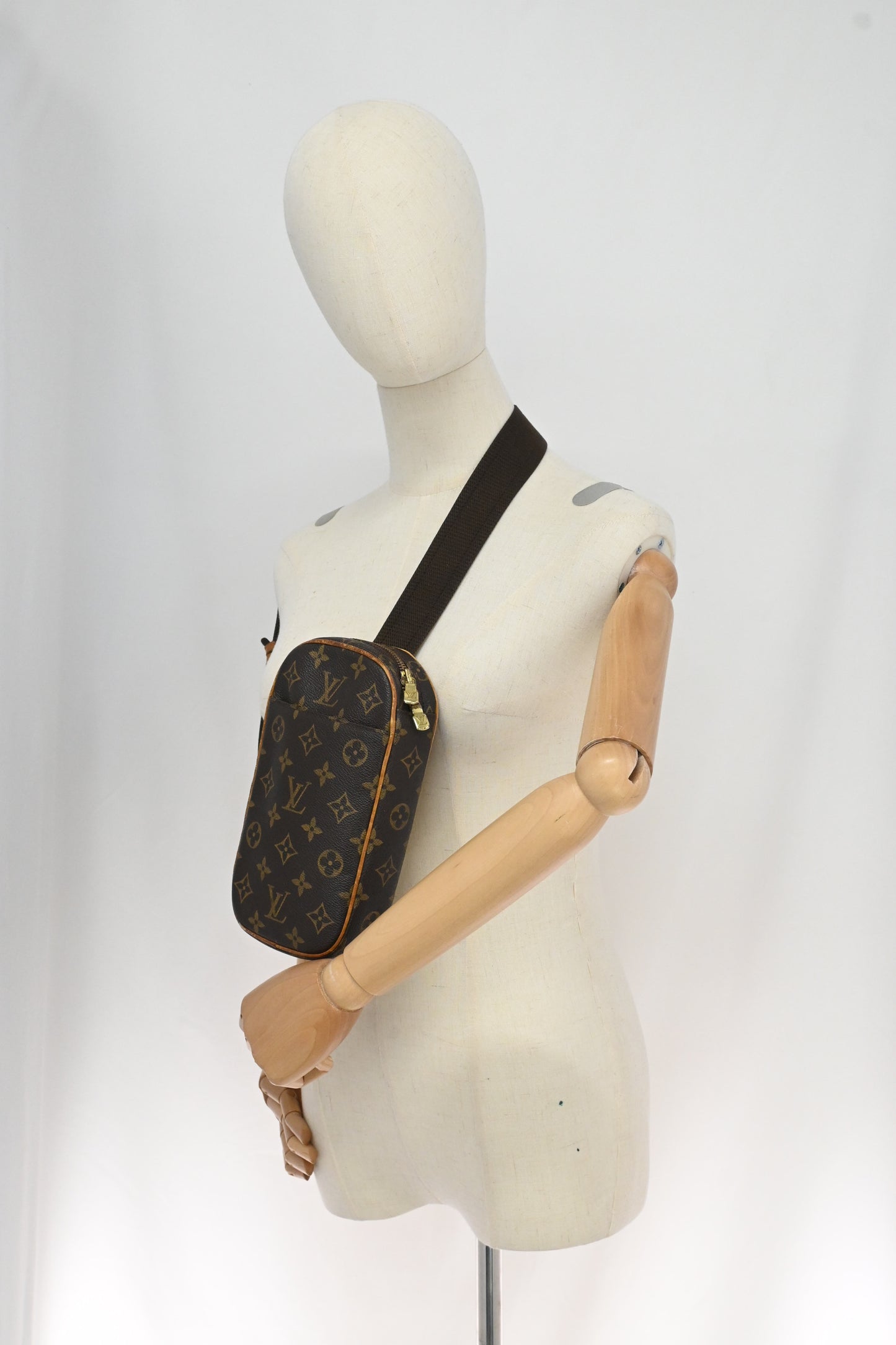 Louis Vuitton Pochette Ganges in Monogram Canvas