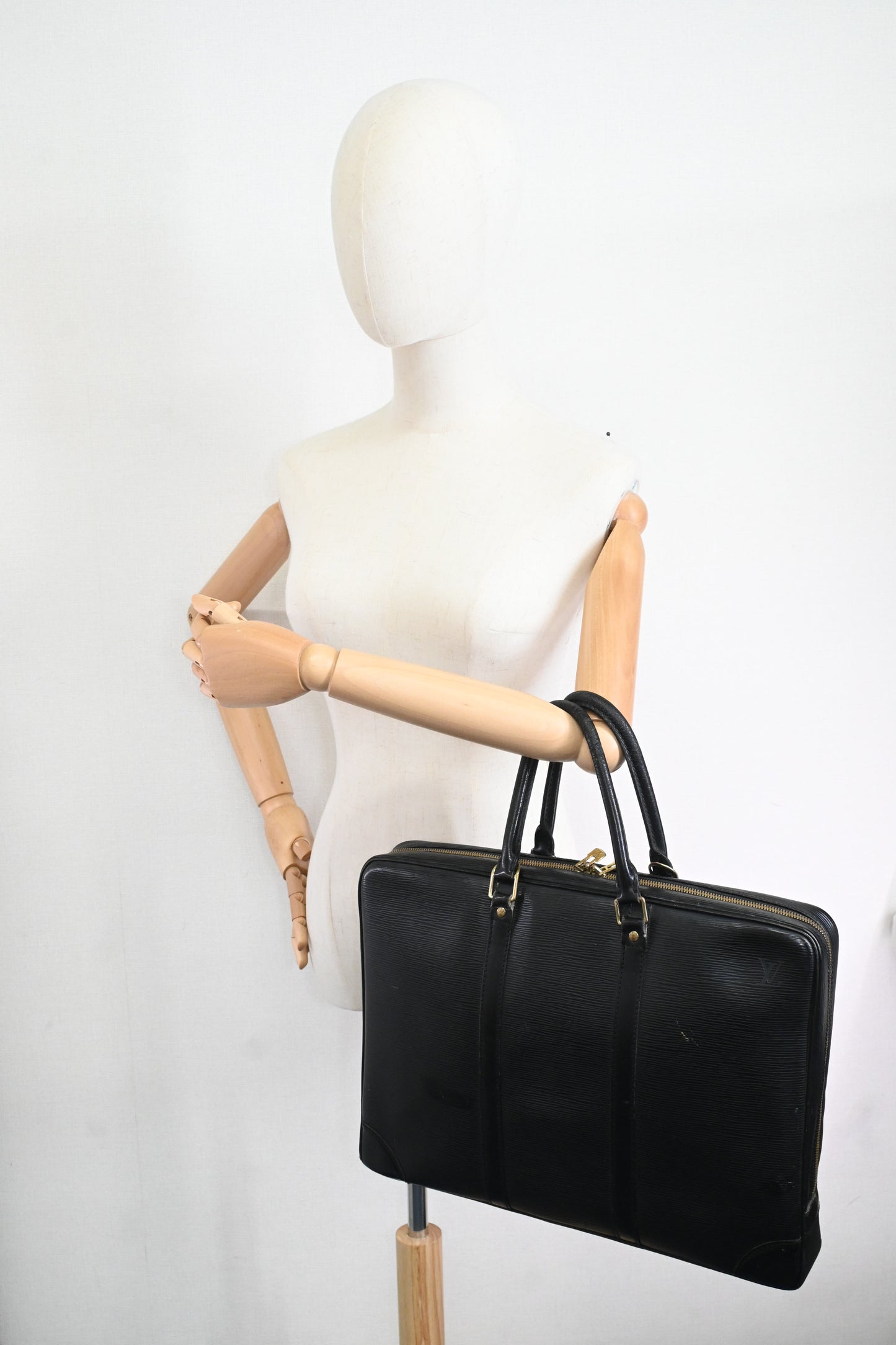 Louis Vuitton Porte Documents Voyage in Black Epi Leather