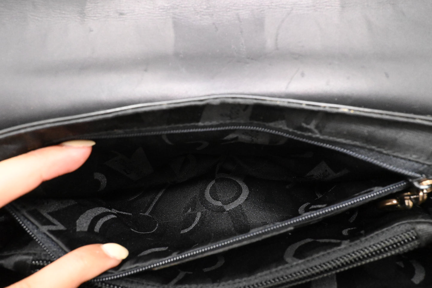 Ferragamo Shoulder Bag in Black Marbled Patent Leather