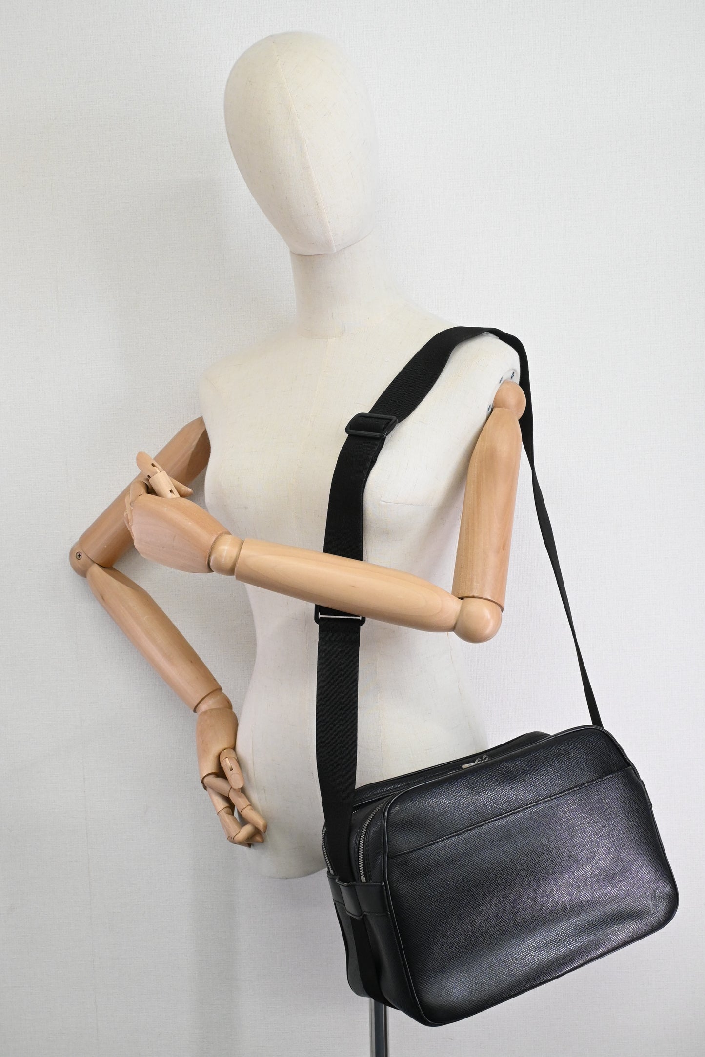 Louis Vuitton Reporter in Black Taiga Leather