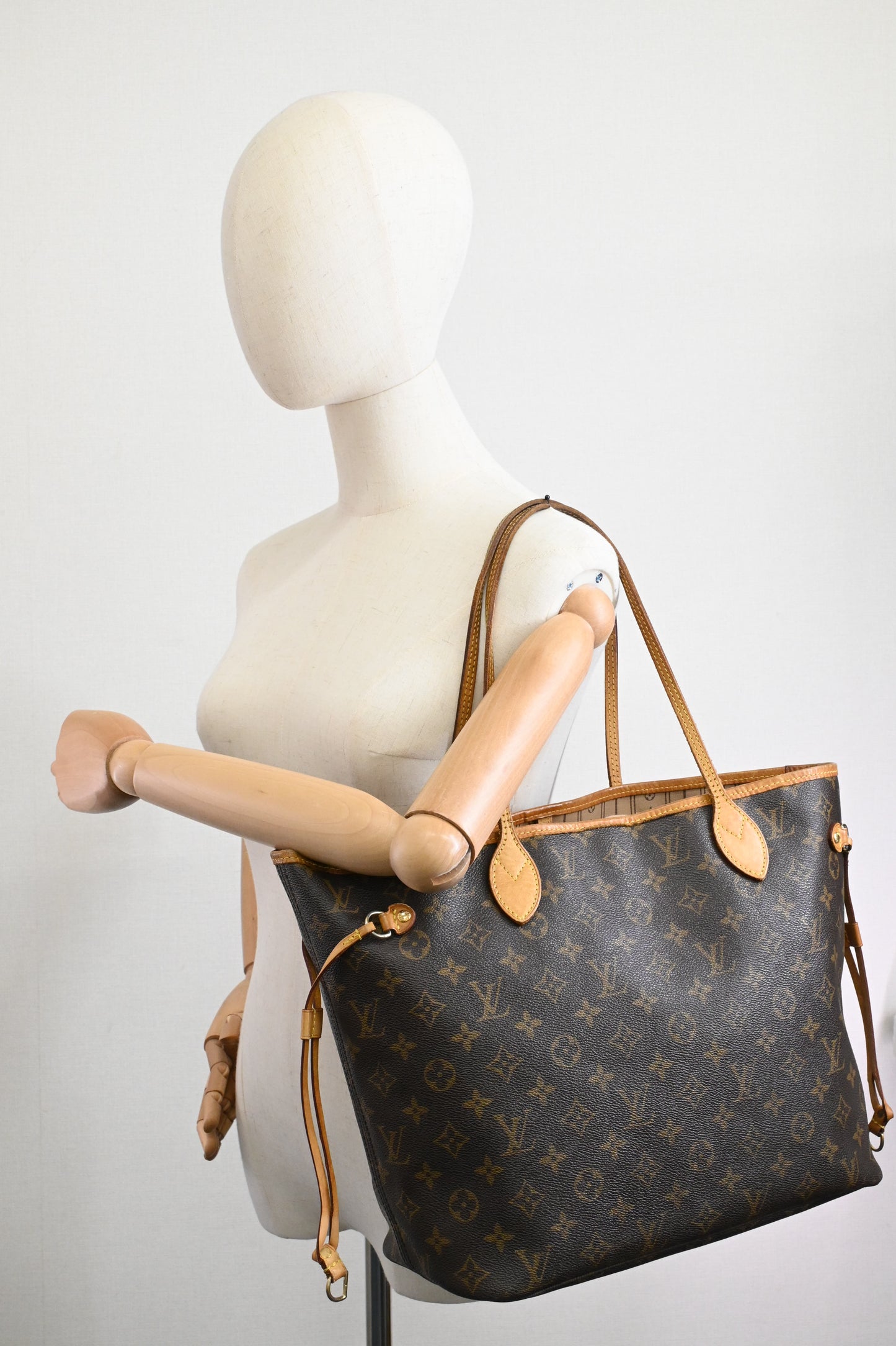 Louis Vuitton Neverfull MM in Monogram Canvas
