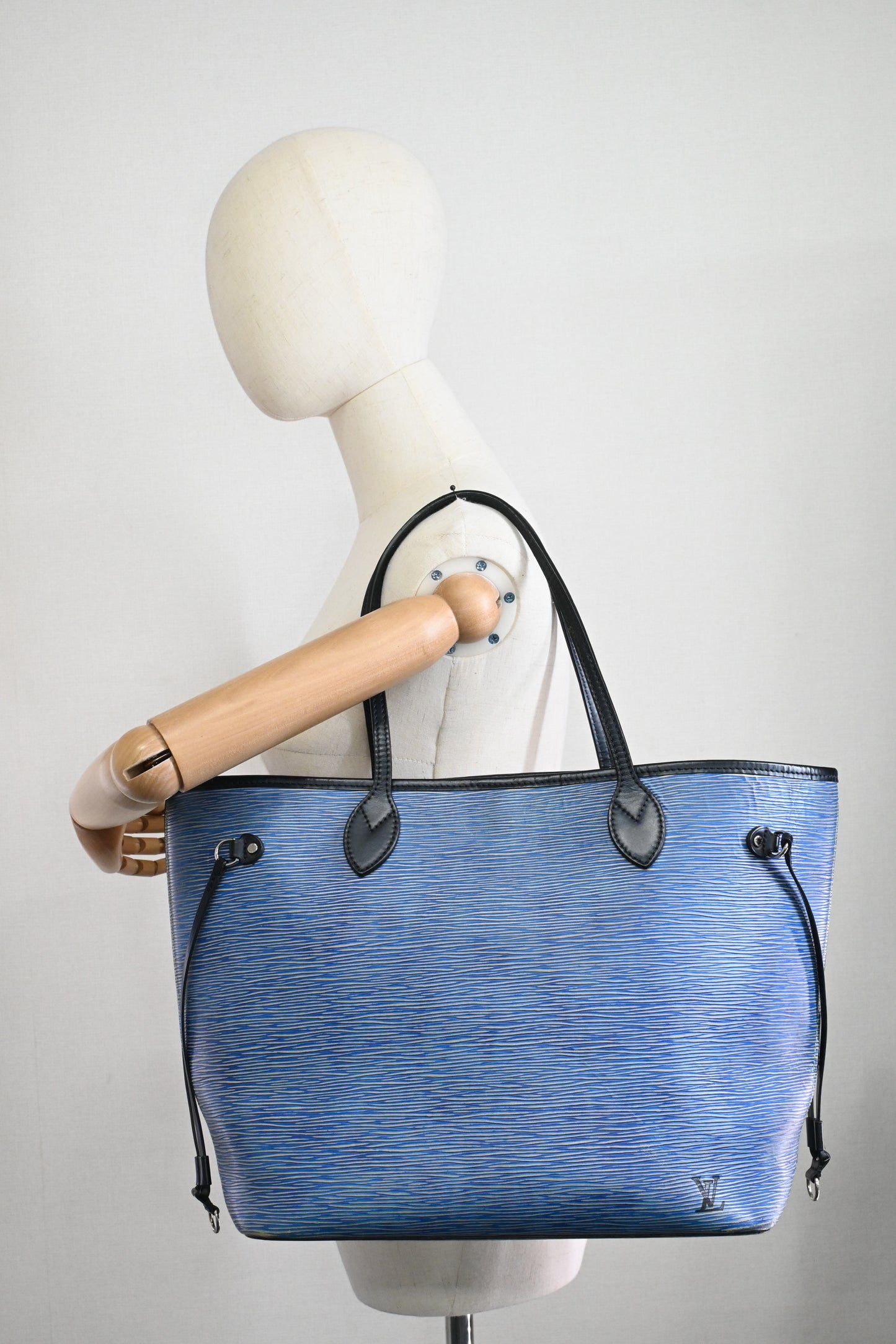 Louis Vuitton Neverfull MM in Denim Blue Epi Leather