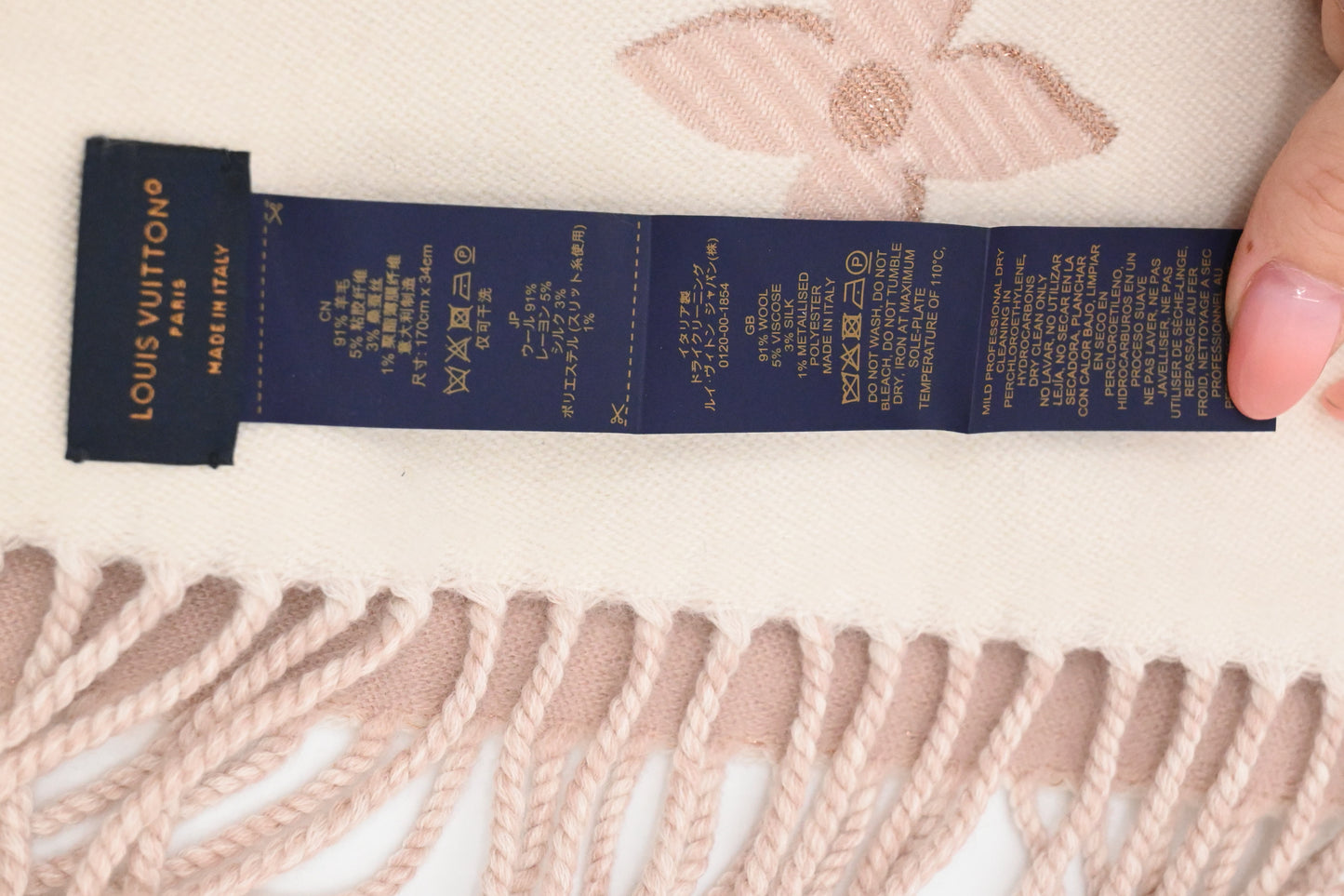 Louis Vuitton Essential Scarf in Pink Wool