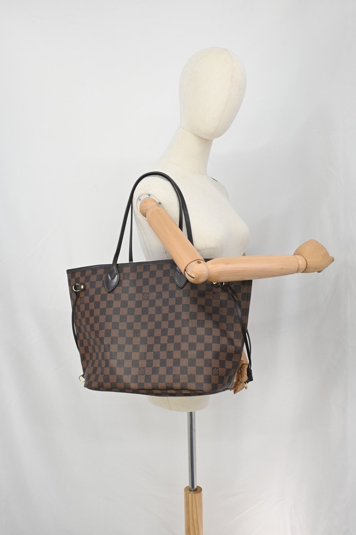 Louis Vuitton Neverfull MM in Damier Ebene Canvas