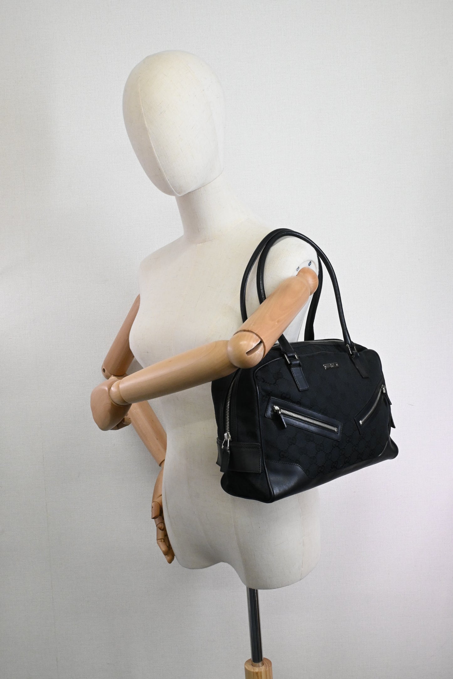 Gucci Shoulder Bag in Black Canvas and Leather
