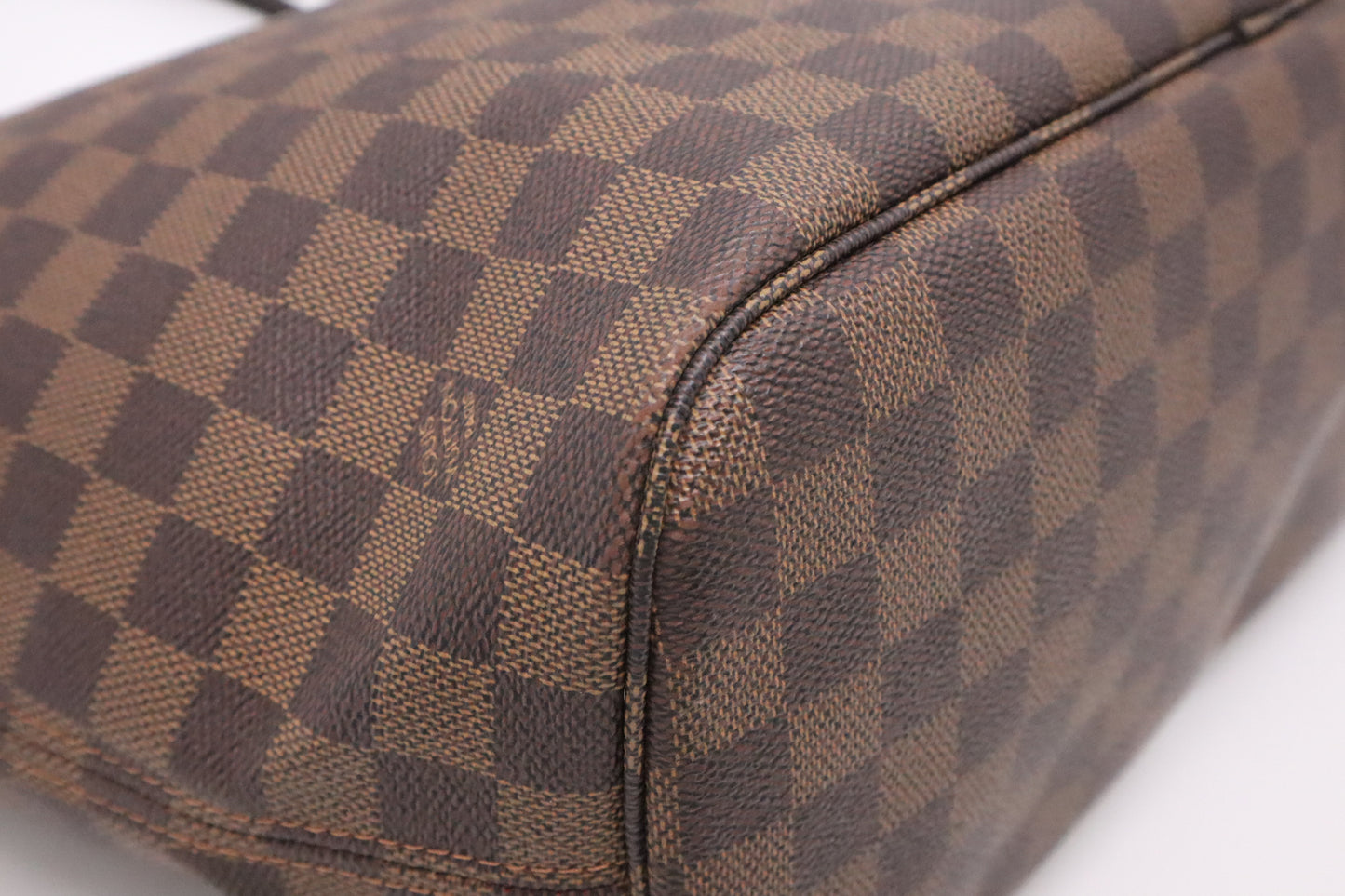 Louis Vuitton Neverfull MM in Damier Ebene Canvas