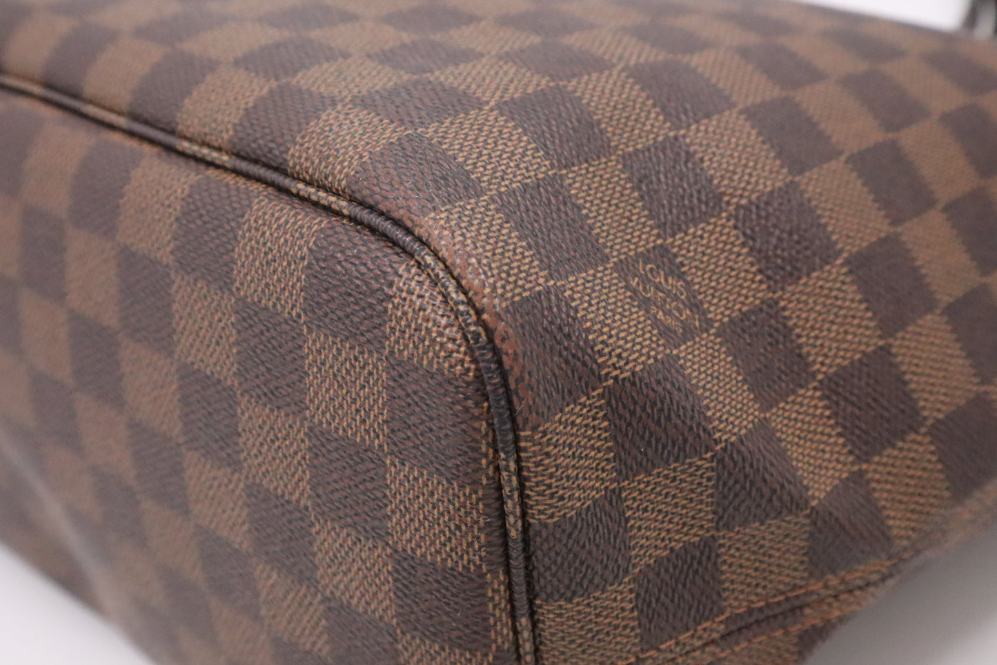 Louis Vuitton Neverfull MM in Damier Ebene Canvas