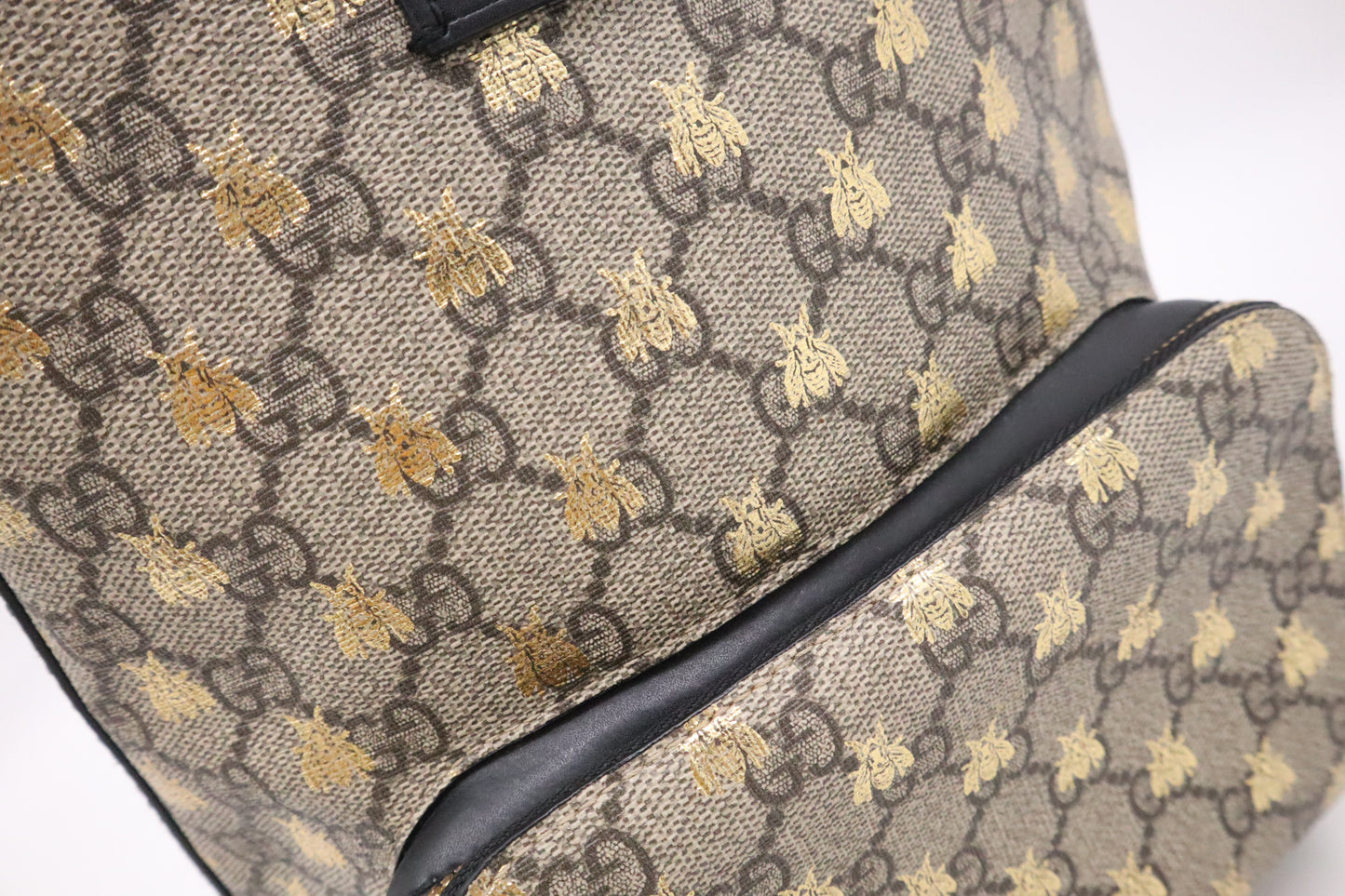 Gucci Small Backpack in GG Supreme Canvas with Bees