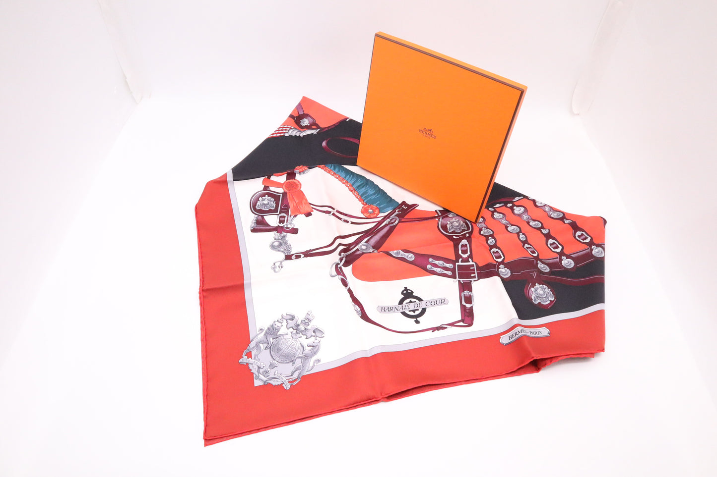 Hermes Harnais De Cour Carre 90 in Silk