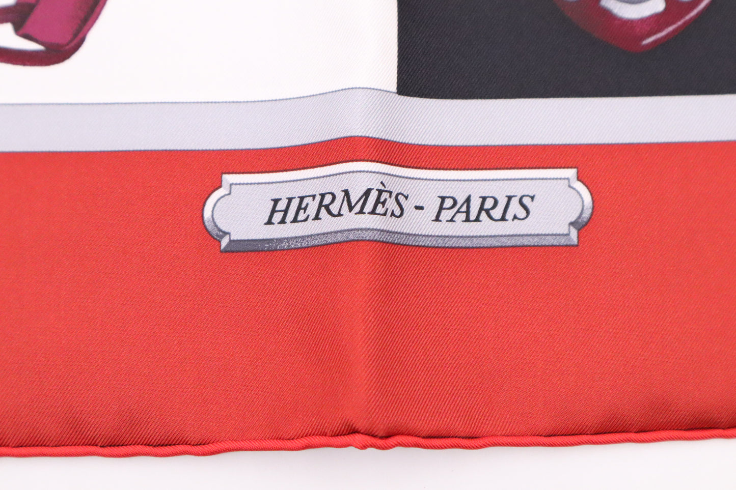 Hermes Harnais De Cour Carre 90 in Silk