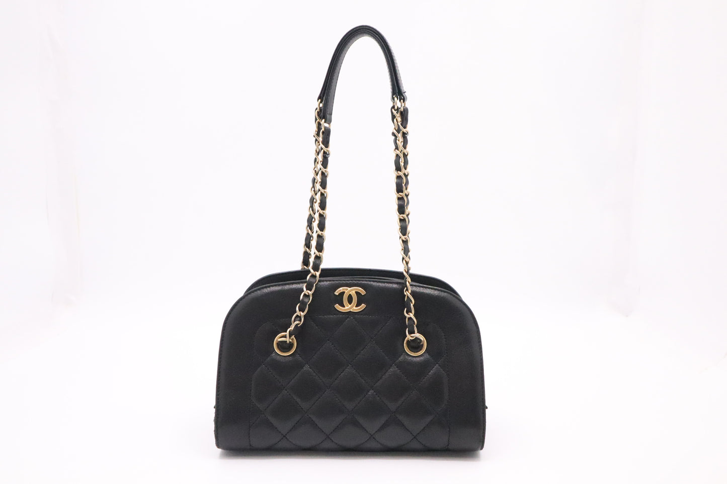 Chanel Shoulder Bag in Black Leather