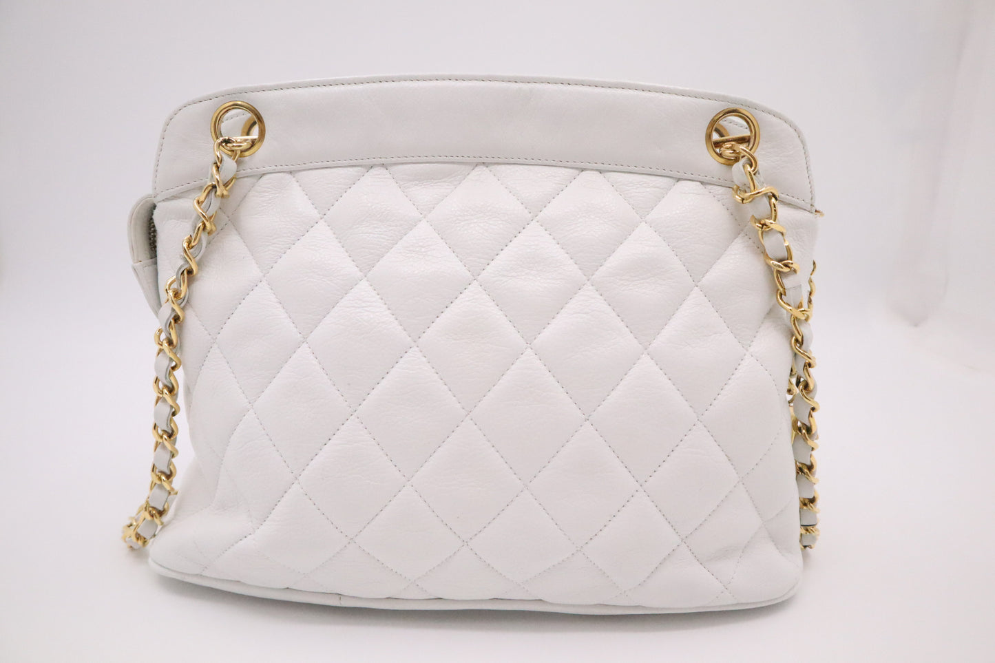 Chanel Shoulder Bag in White Mattelassé Leather