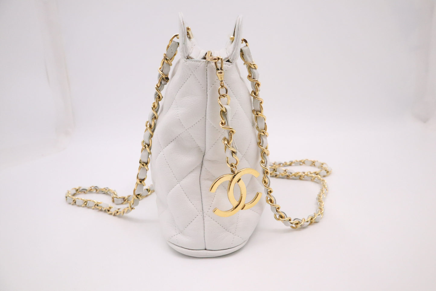 Chanel Shoulder Bag in White Mattelassé Leather