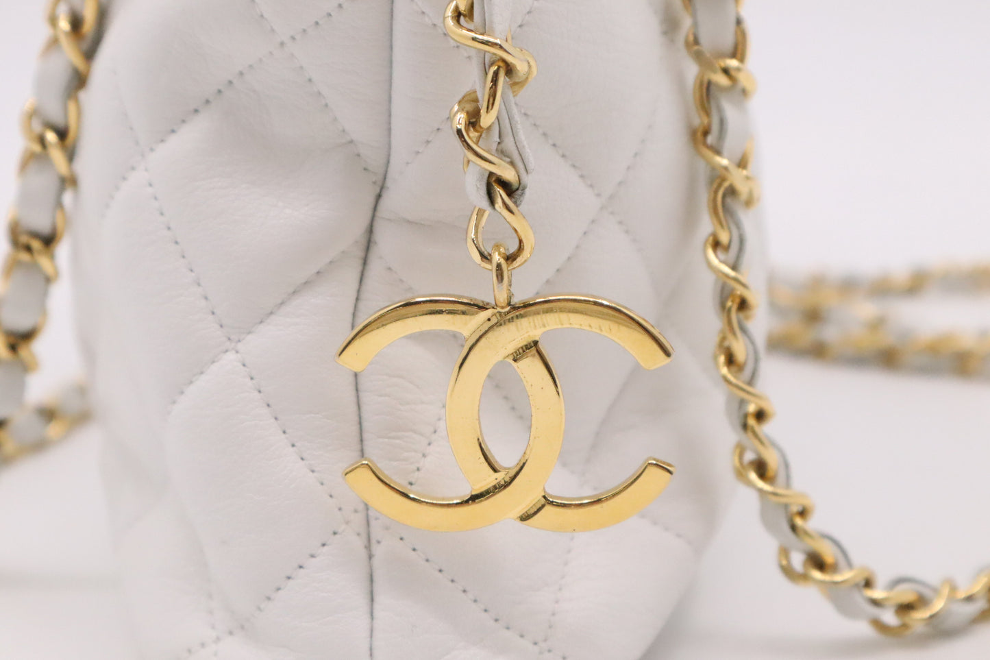 Chanel Shoulder Bag in White Mattelassé Leather