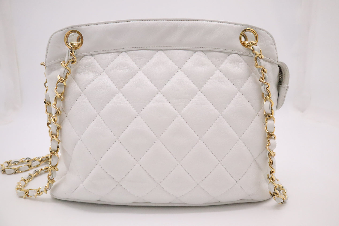Chanel Shoulder Bag in White Mattelassé Leather