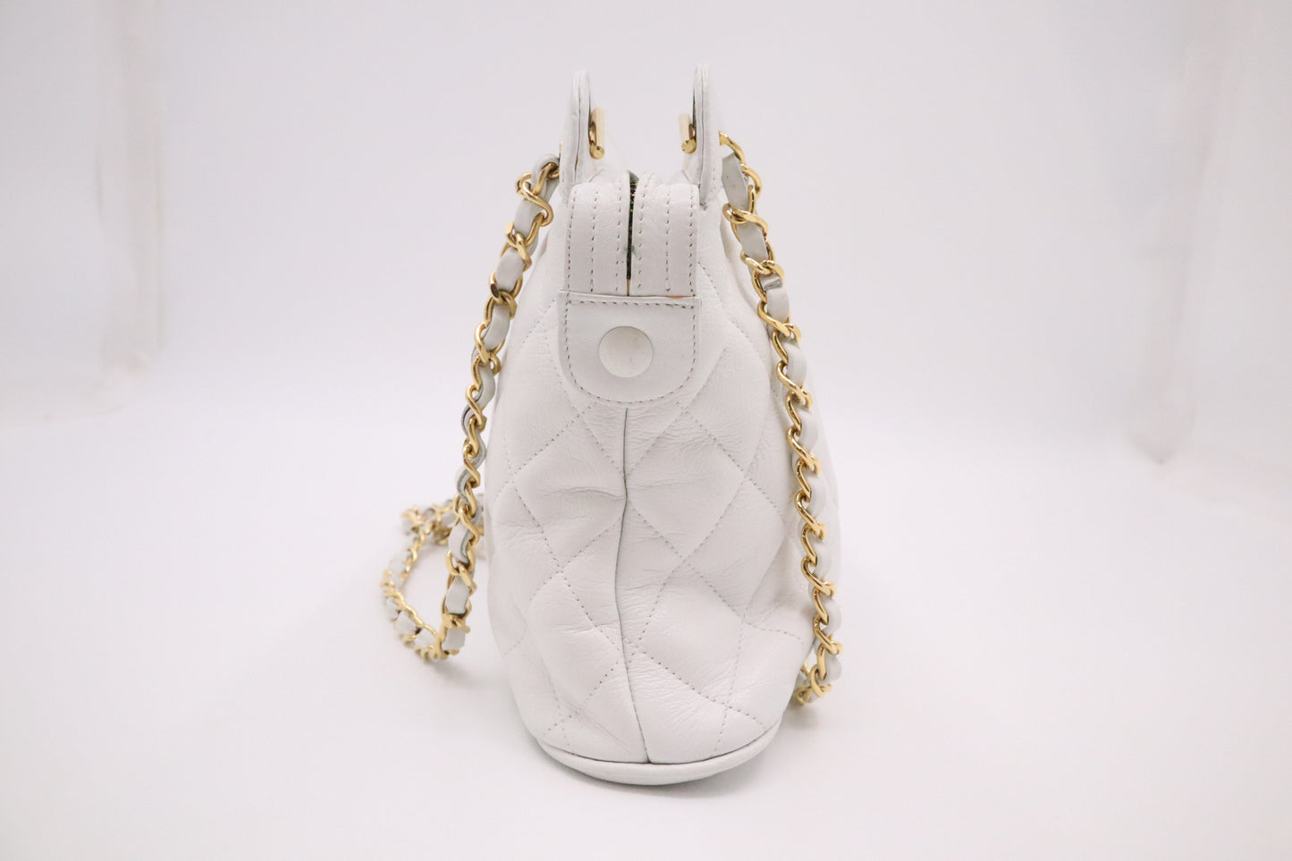 Chanel Shoulder Bag in White Mattelassé Leather