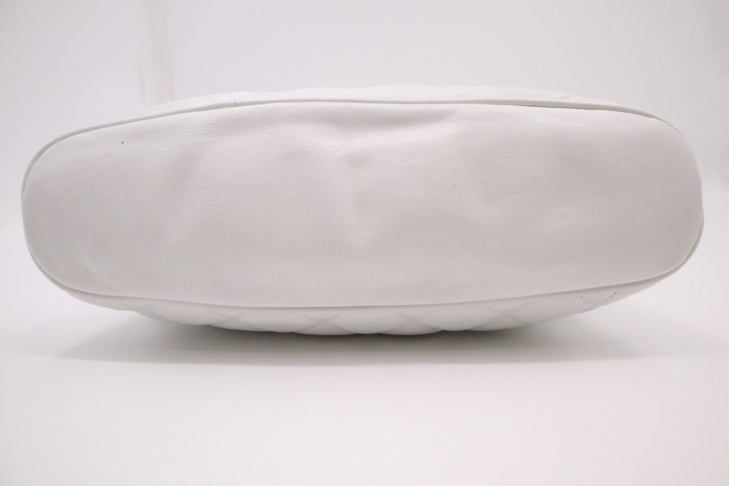 Chanel Shoulder Bag in White Mattelassé Leather