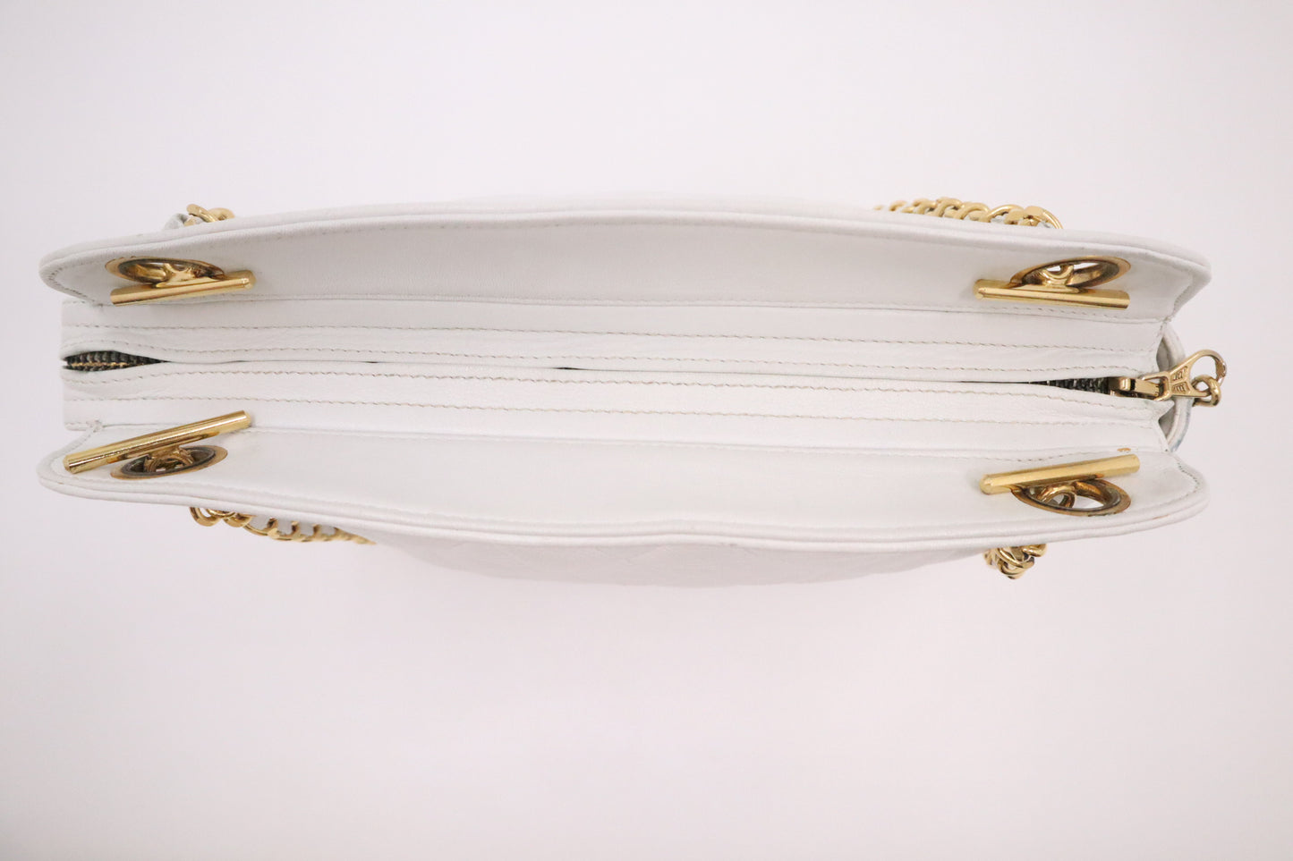 Chanel Shoulder Bag in White Mattelassé Leather